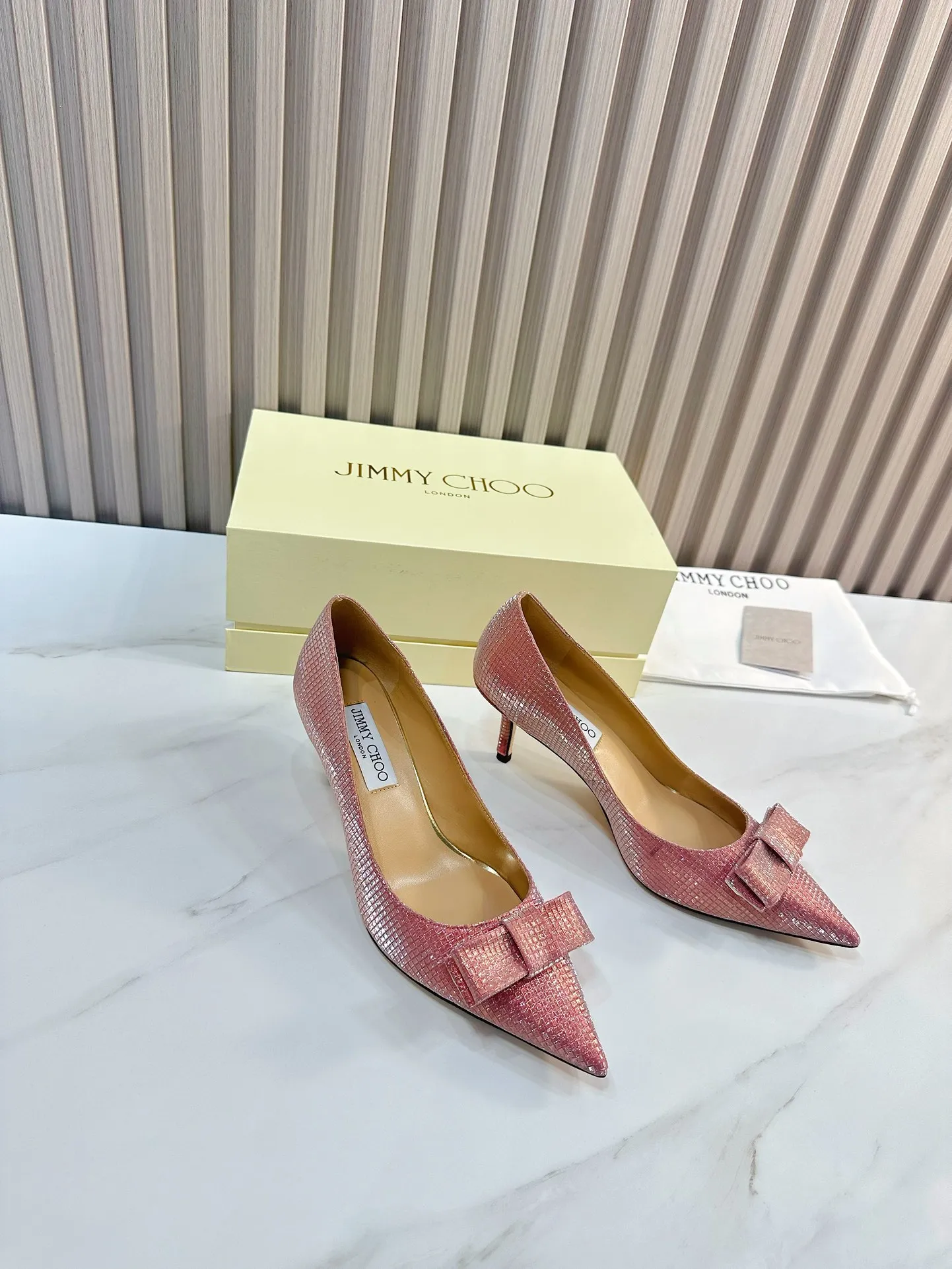 👟👟Ex-factory price 620👟👟 JIMMY CHOO (Jimmy CHOO) 💝💝💝 is a very comprehensive noble fashion lifestyle brand, with a series of women's high-heeled, medium-heeled, flat-heeled sandals with the same straps from major fashion bloggers and celebrities in Hong Kong and the United States.  The Australian pointed toe, round toe and square toe series are simply beautiful. Fall in love with elegance and playful sense of the future. Just by looking at them, you want to own them immediately, but you can really think about a pair of exquisite high heels~~~~~~~~~~~~~~~~~ 💝This series is specially designed for extraordinary and indifferent ladies, thus creating a unique overall effect, Jimmy Choo Design products that inspire women to move forward and show their charm💝💝💝 1⃣️Material: Imported cowhide 2⃣️Inner: Imported Italian lambskin, super soft and delicate 3⃣️Outsole: Imported Italian original original color genuine leather outsole Heel height 6.5 4⃣️Code number: 35 to 39 (34, 40, 41 customized)